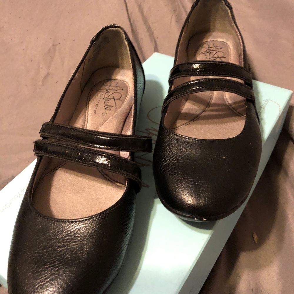 LifeStrude lock black stingo MaryJane flats